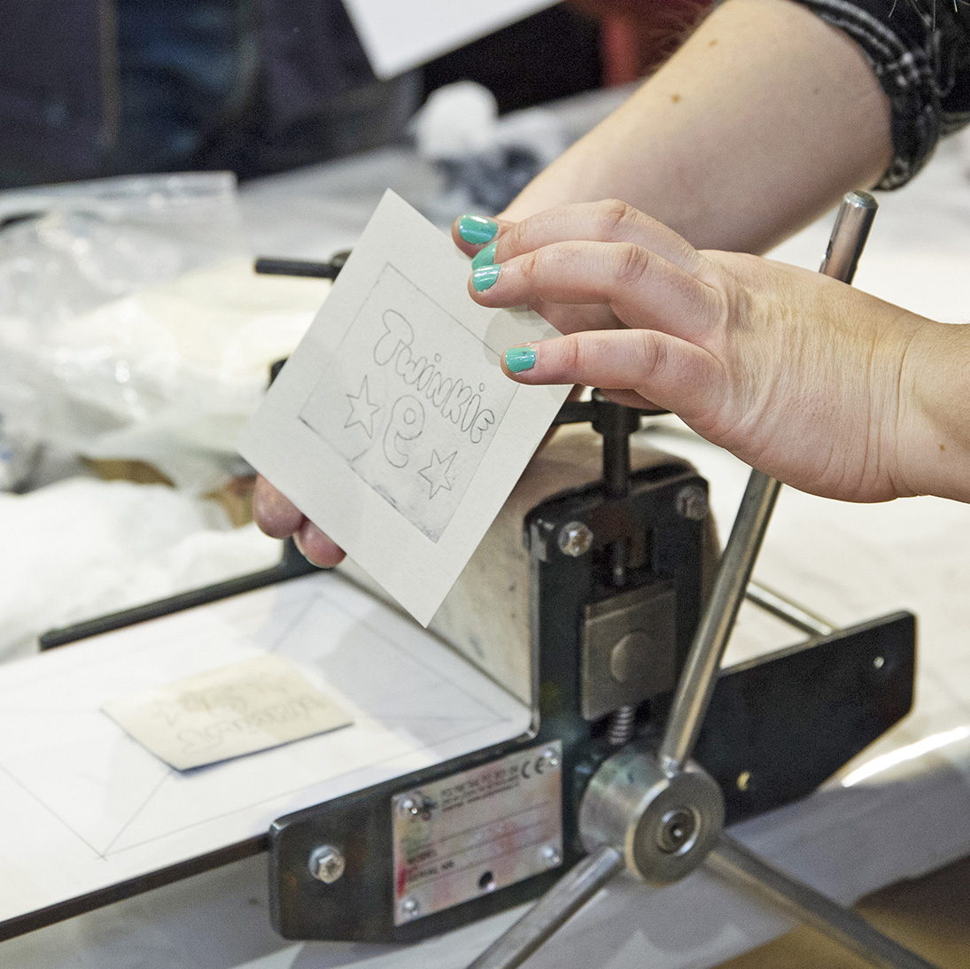 Atelier Gravure sur brique de lait