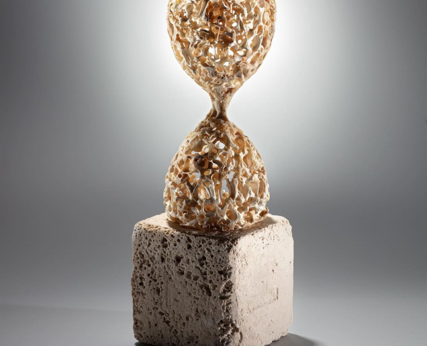 Visuel Expo So Timeless - Corine Borgnet - Patience 2021 - Os de volailles et Jesmonite H30 cm - Photo Atelier Find Art