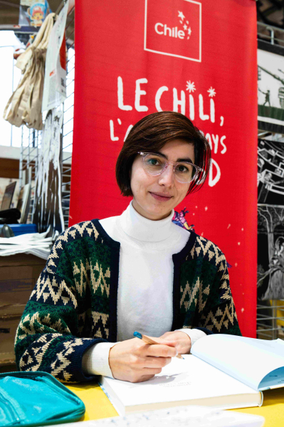 Antonia Bañados en dédicace au Stand Pro Chile