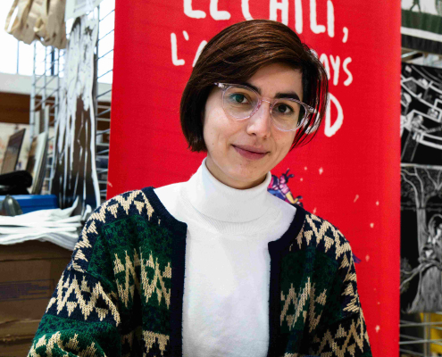 Antonia Bañados en dédicace au Stand Pro Chile