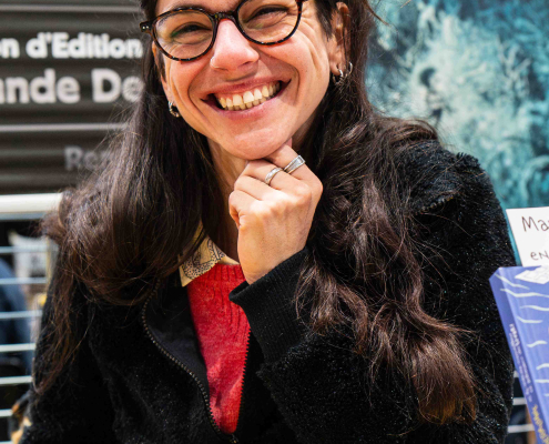 Mara Kabar en dédicace au Stand L'Œuf